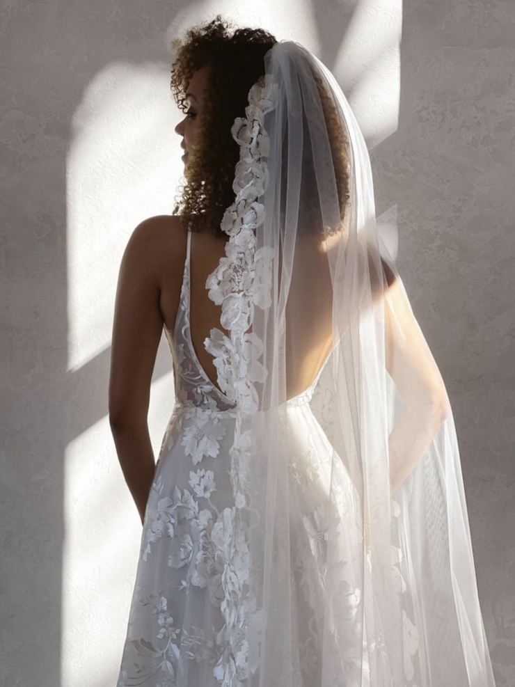 https://shopeverthine.com/uploads/images/products/778/made-with-love_elsie-veil_ivory_2.5-meter-veil_0.png