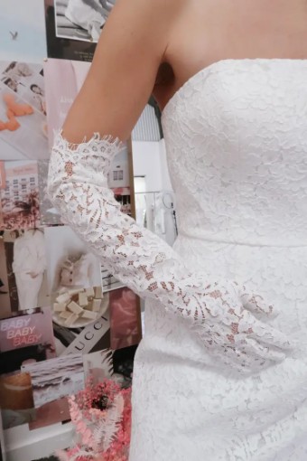 Untamed Petals Soho lace gloves #1 default Light Ivory thumbnail